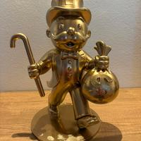 Statuetta di Mr. Monopoly con un sacco di soldi