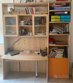 Scrivania integrata con libreria