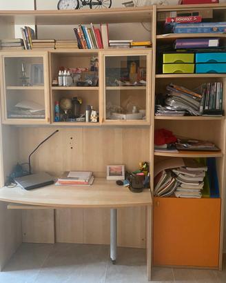 Scrivania integrata con libreria