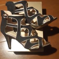 sandali neri alla caviglia