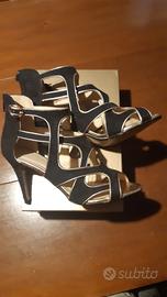 sandali neri alla caviglia