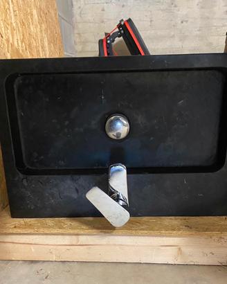 Lavabo in pietra nera con rubinetto – completo