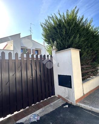 VILLA A SCHIERA A CANOSA DI PUGLIA