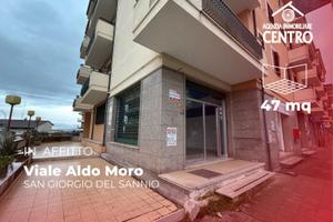 Locale comm.le con doppia vetrina