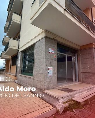 Locale comm.le con doppia vetrina