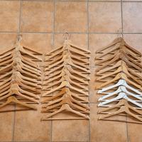 Lotto 38 grucce legno stampelle