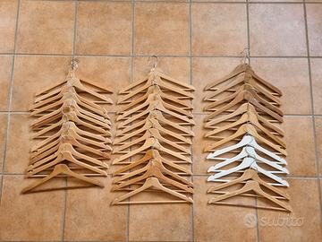 Lotto 38 grucce legno stampelle