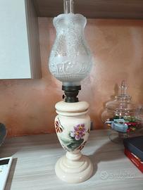 Lampada a petrolio vintage in ceramica e vetro