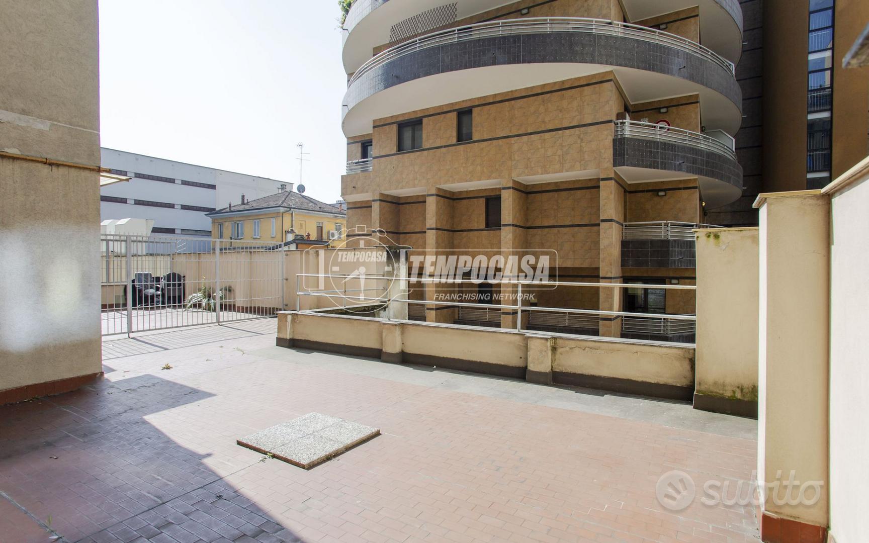 UFFICIO PLURILOCALE CON GRANDE TERRAZZO ADIACENZE - Vista 4