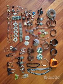 Lotto bigiotteria collana orecchini anelli braccia