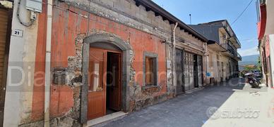 Casa singola con cortile e garage a Linguaglossa