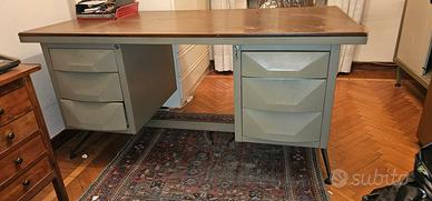 scrivania e mobiletto ante scorr. tipo Olivetti 