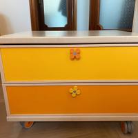 Letti singoli scorrevoli e comodino. 