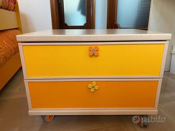 Letti singoli scorrevoli e comodino. 