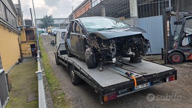 PEZZI DI RICAMBIO E  RITIRO AUTO INCIDENTATE E NON