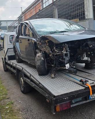 PEZZI DI RICAMBIO E  RITIRO AUTO INCIDENTATE E NON