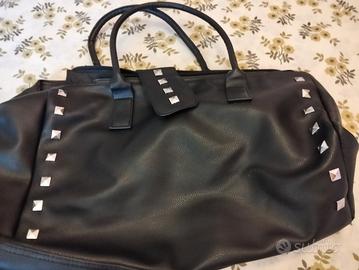 Borsa nera con borchie 