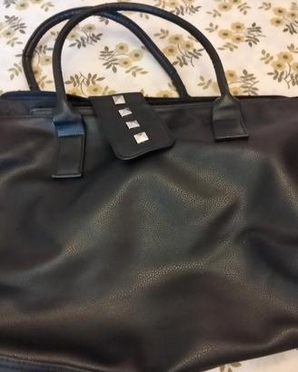 Borsa nera con borchie 