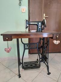 Macchina da cucire Necchi anni 50