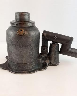 Antico martinetto idraulico/crick mod. a bottiglia