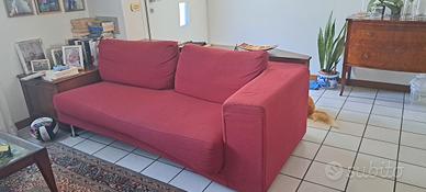 due divani colore rosso 