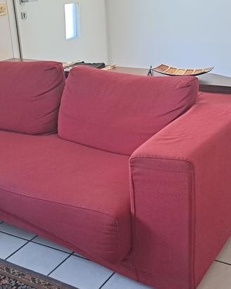 due divani colore rosso 