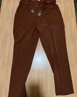 Pantaloni marroni con cintura integrata