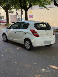Macchina bianca honda