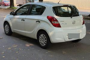 Macchina bianca honda