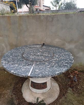 Tavolo da giardino granito con barbecue a centro