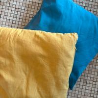 2 cuscini in tessuto giallo e blu