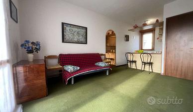 Spazioso monolocale con bella vista sul porto e pi