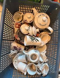 Set di tazze e teiere vintage