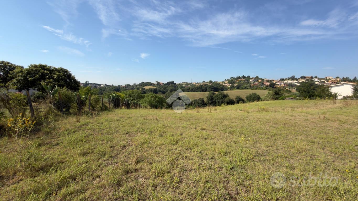 TER. AGRICOLO A CASTELNUOVO DI PORTO - Vista 2