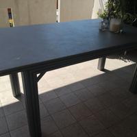 Tavolo in legno grigio