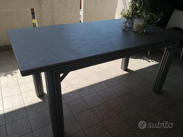 Tavolo in legno grigio