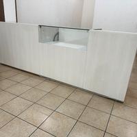 Banco per negozio con vetrina in vetro e in legno