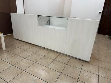 Banco per negozio con vetrina in vetro e in legno