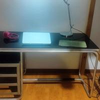 Scrivania con ripiano in vetro nero