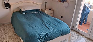 Letto una piazza e mezza e comodino.