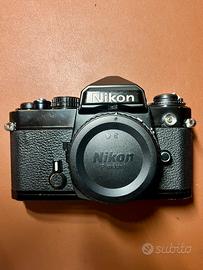 Nikon FE macchina fotografica analogica