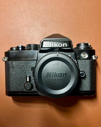Nikon FE macchina fotografica analogica
