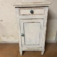 Comodino shabby chic con ripiano scacchiera
