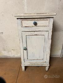 Comodino shabby chic con ripiano scacchiera