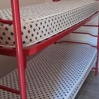 Letto a castello rosso con materassi