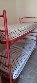 Letto a castello rosso con materassi