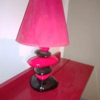 Lampada da tavolo rossa e nera