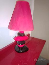 Lampada da tavolo rossa e nera