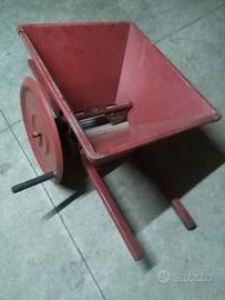 Pigiatrice manuale per uva