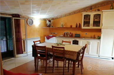 Camere in appartamento arredato al centro